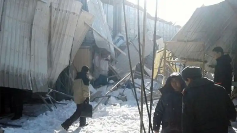 Бишкекский рынок "Дордой" закрыли из-за рухнувшей крыши, людей эвакуировали