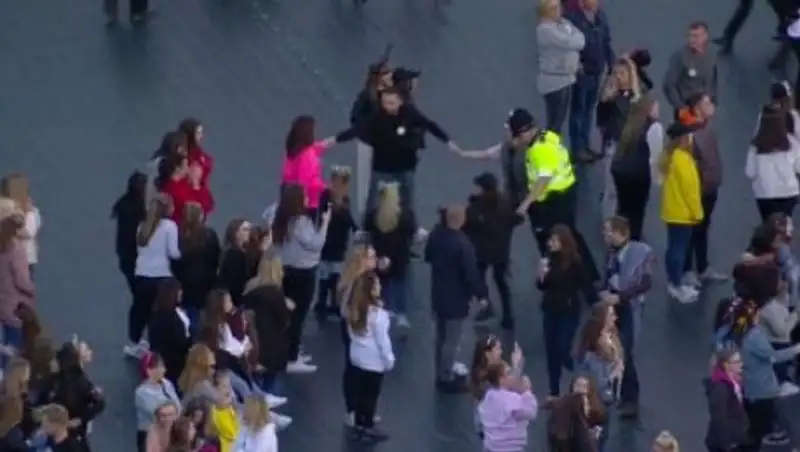 Полицейский, танцующий с детьми на концерте Арианы Гранде, покорил соцсети
