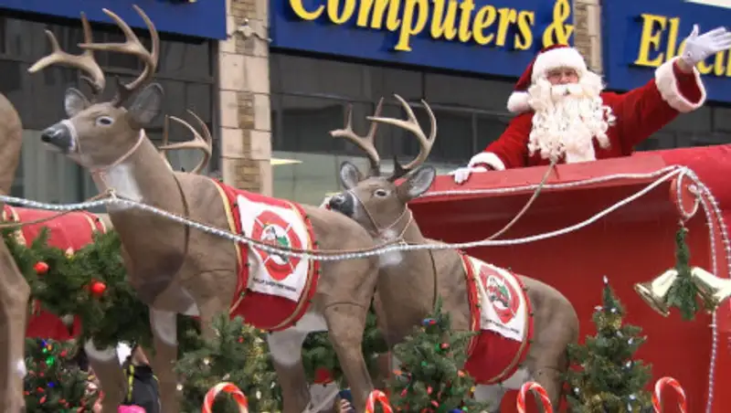 Парад Санта-Клаусов прошел в Канаде