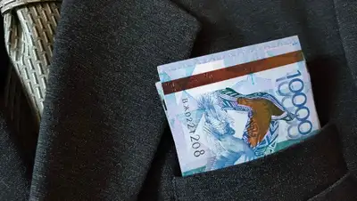 работник суда, взятка, фото - Новости Zakon.kz от 19.04.2022 19:22