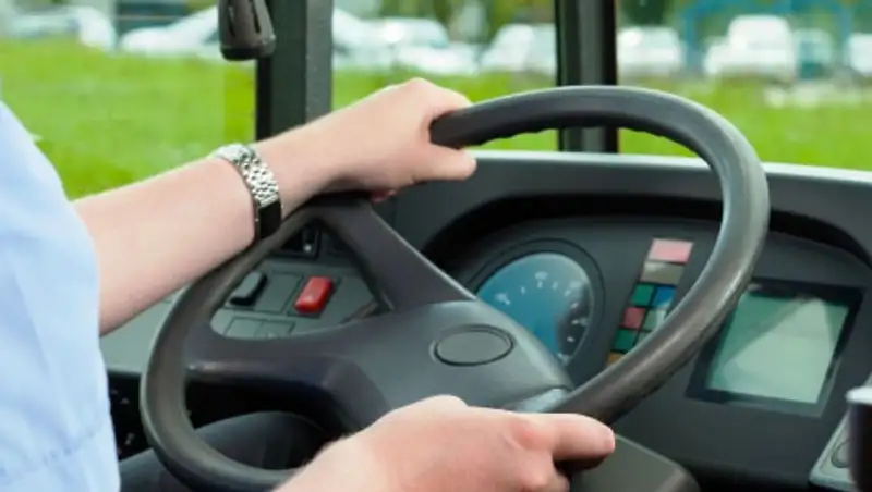 Водителя, высадившего инвалида из автобуса в мороз, восстановили на работе