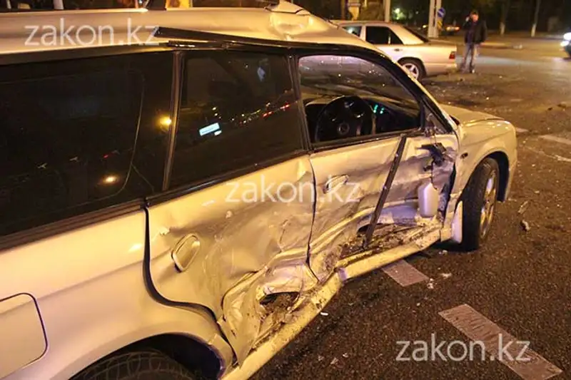 Водитель Мерседеса протаранил Субару, водитель которого поздно совершил левый поворот (фото) Водитель Мерседеса протаранил Субару, водитель которого поздно совершил левый поворот (фото), фото - Новости Zakon.kz от 07.11.2013 18:43