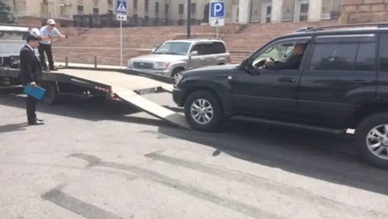 Более 100 внедорожников будут изъяты за неуплату налога в Алматы