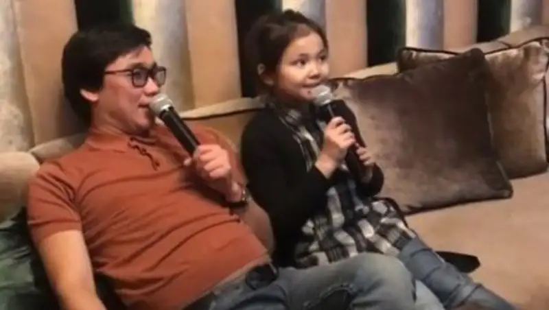 Кайрат Нуртас спел со своей дочерью