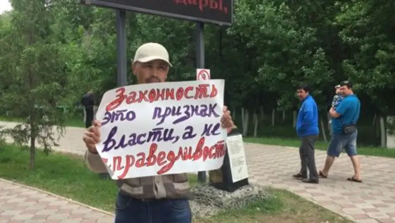 Алмас Садубаев - уволенный полицейский пришел на работу пьяным