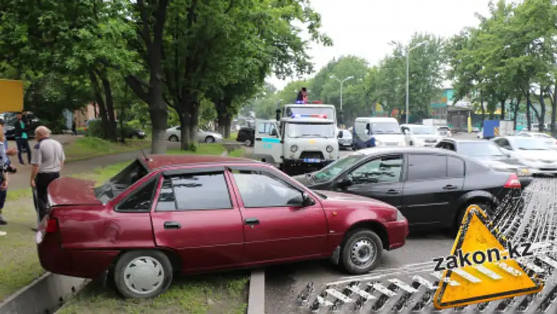 Renault искорежил Nexia в результате ДТП в Алматы