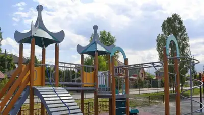 В Жанаозене две женщины подрались на детской площадке, фото - Новости Zakon.kz от 31.03.2023 11:51