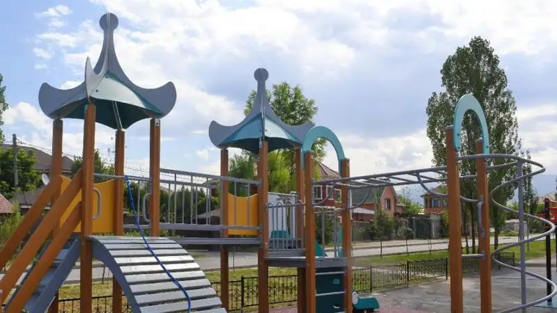 В Жанаозене две женщины подрались на детской площадке