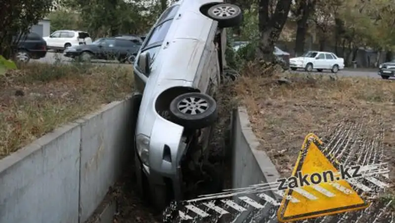 LADA Priora нырнула в арык на проспекте Райымбека