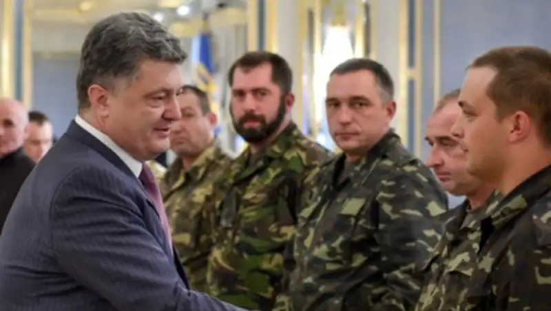 Порошенко повысил расходы на армию и ввел в школах начальную военную подготовку  