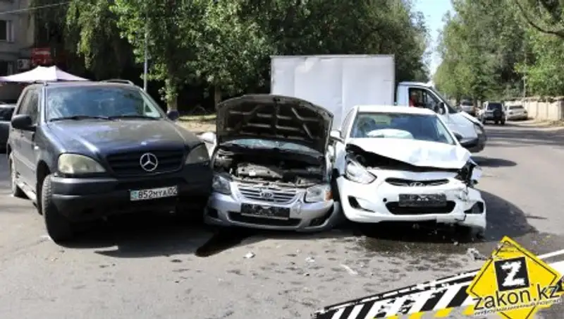 KIA зажало между двумя машинами в результате ДТП в Алматы