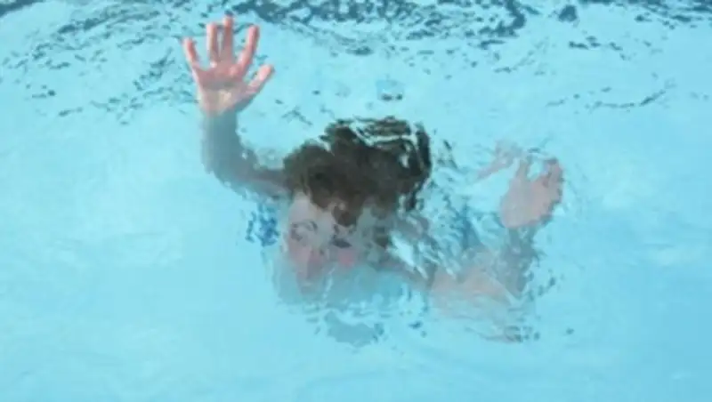 Тело 4-летнего мальчика нашли в бассейне после вечеринки анонимных наркоманов