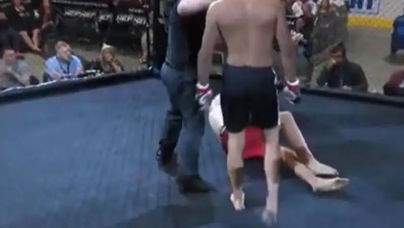 Боец ММА нокаутировал соперника на четвертой секунде