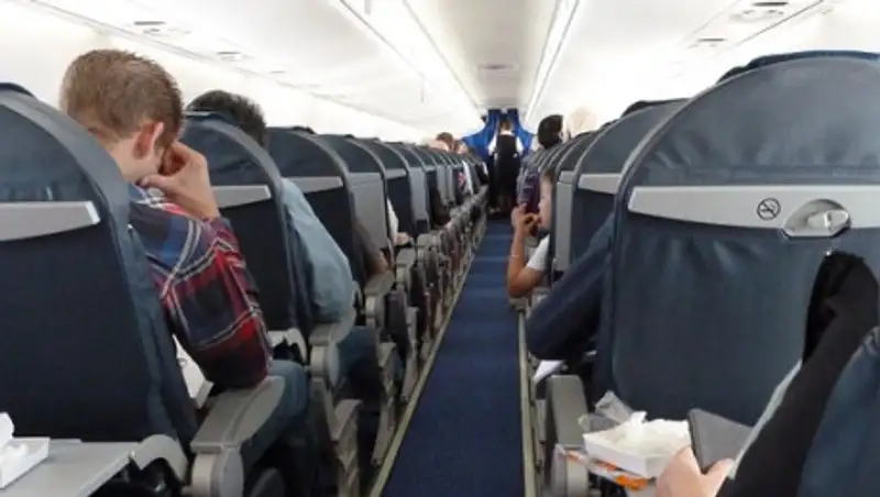 Популярная привычка пассажиров самолета признана опасной для здоровья