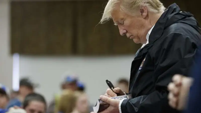 На аукционе продали Библию с автографом Трампа