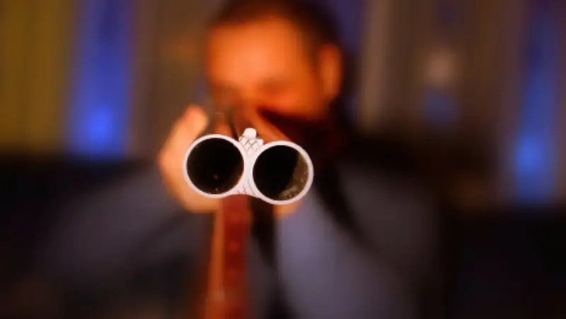 Избитый пенсионер открыл стрельбу по дебоширам в подъезде