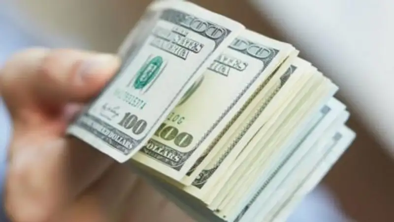 Доллар еще прибавил на утренних торгах