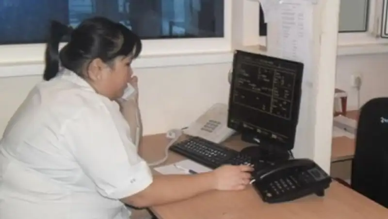 В ЗКО из окна выпала шестилетняя девочка