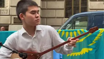 Казахстанец исполнил известный кюй в Нью-Йорке , фото - Новости Zakon.kz от 26.10.2022 15:19