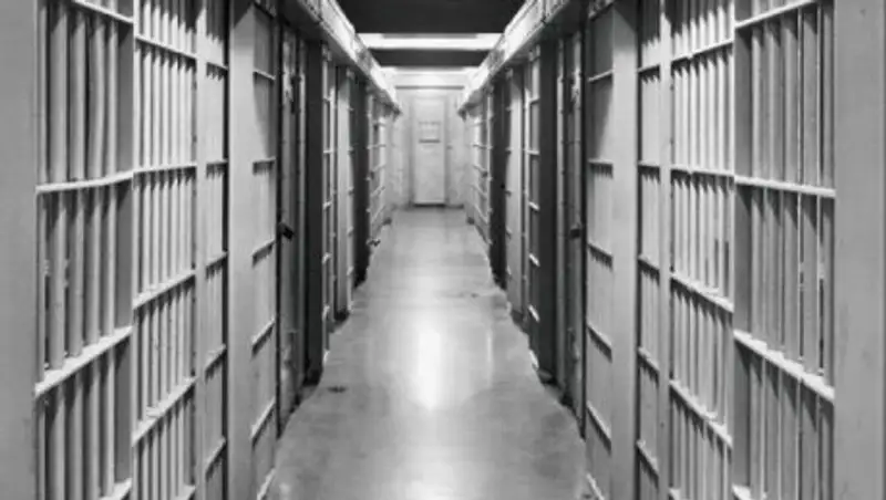 Заключенных в США переведут под домашний арест из-за коронавируса