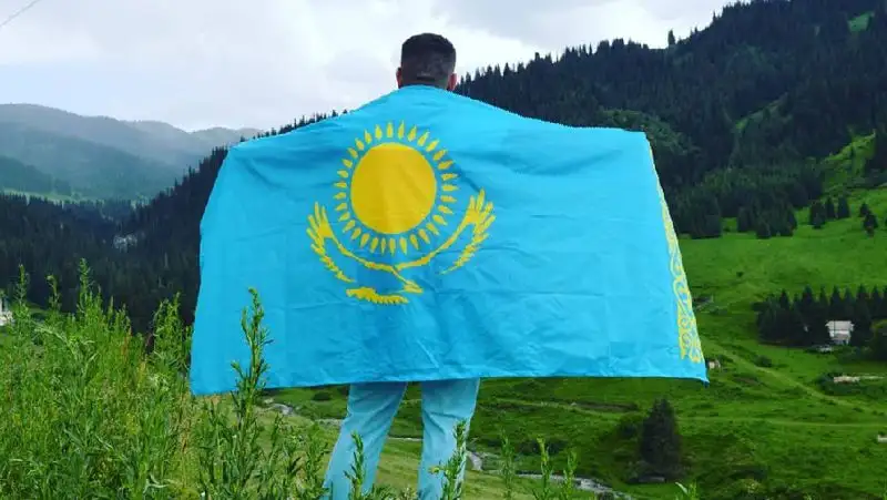 Сельский аким на гуляниях в честь Наурыза поднял барана 50 раз