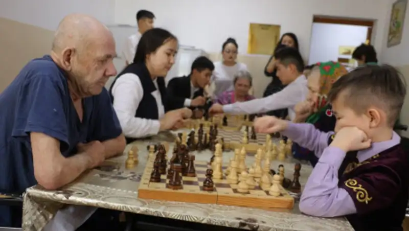 Павлодарские волонтеры сыграли в шахматы с постояльцами дома престарелых