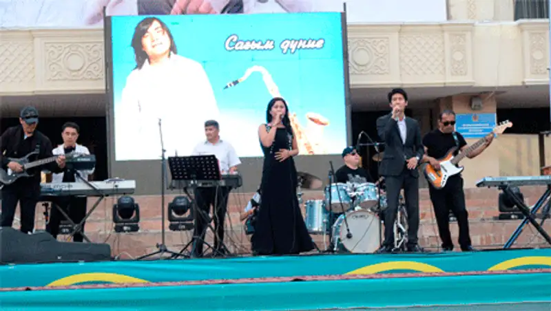 В Кызылорде на Родине певца Батырхана Шукенова почтили его память концертом