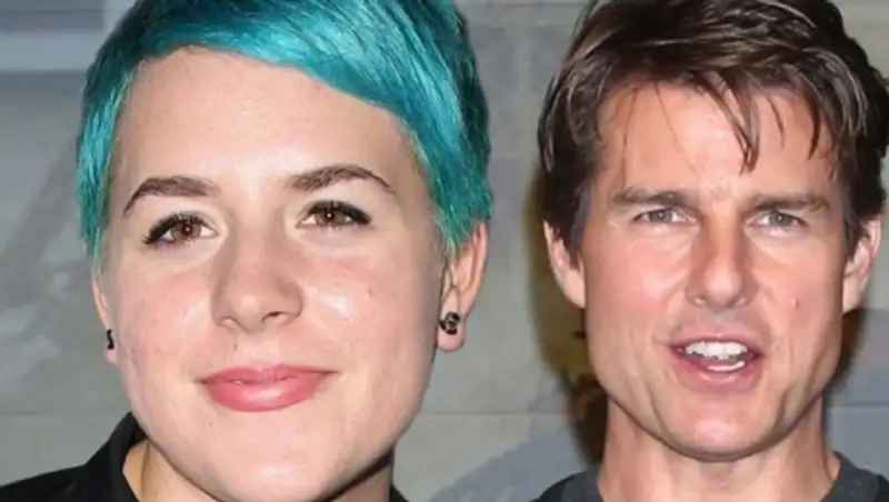 Дочь Тома Круза работает в парикмахерской