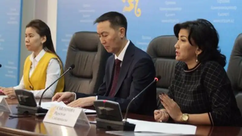 В Атырауской области журналистам рассказали о проблеме сборов денег с родителей