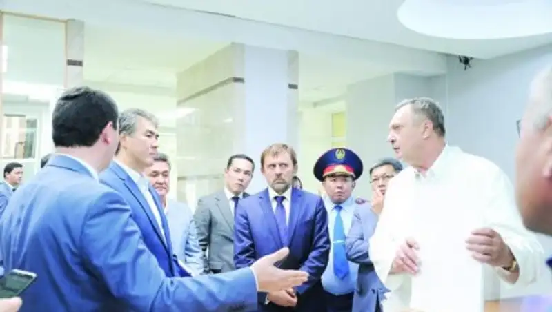 Аким Астаны проверил инфраструктуру школ и больниц столицы