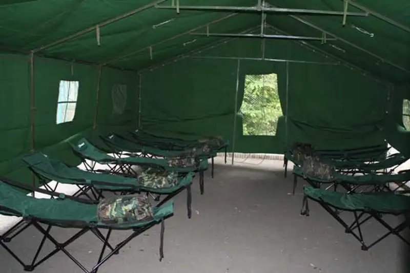 Поняв, что водителю бензовоза уже ничем не помочь, сотрудники ДЧС принялись эвакуировать жильцов горевшего дома (фото), фото - Новости Zakon.kz от 28.06.2013 15:58