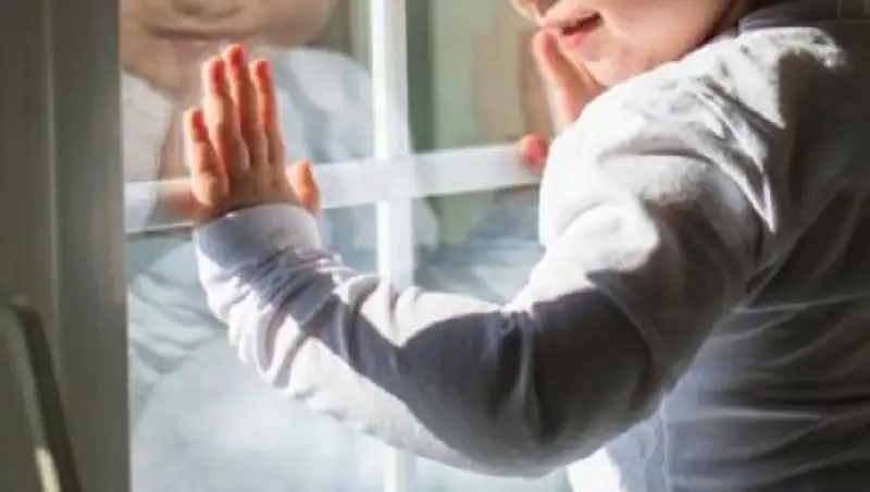 В Темиртау из окна выпал четырехлетний ребенок