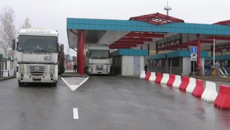 Казахстанским транзитным автоперевозчикам разрешили пересечь границу