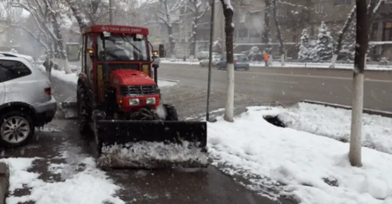 Алматинские коммунальщики продолжают вывозить из города снег