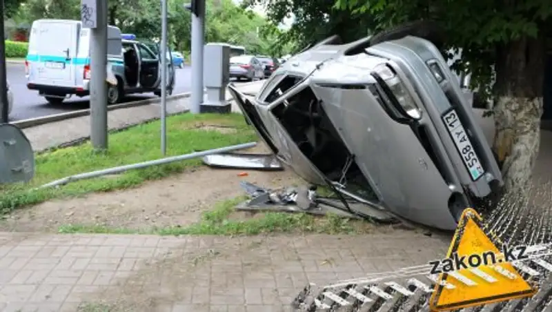 В Алматы машина перевернулась на тротуаре