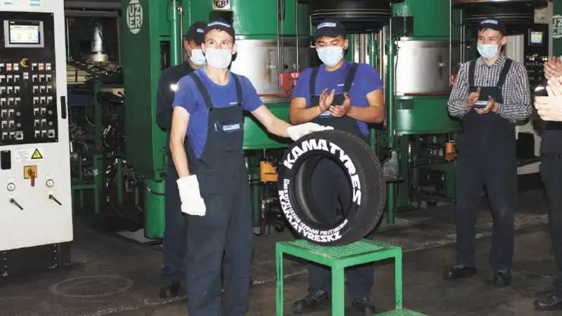 Жители Карагандинской области выпустили первую шину на KAMA TYRES