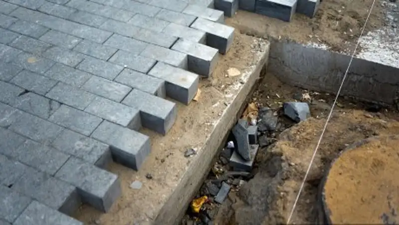 На улице Панфилова в Алматы опять меняют брусчатку