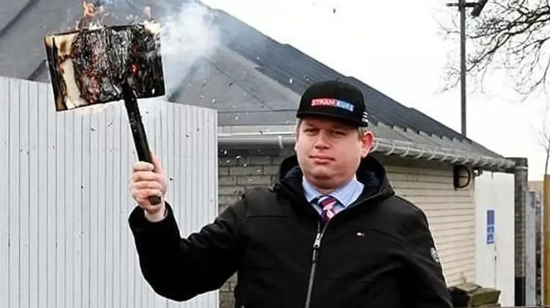 Датский политик сжег еще один Коран у мечети в Копенгагене