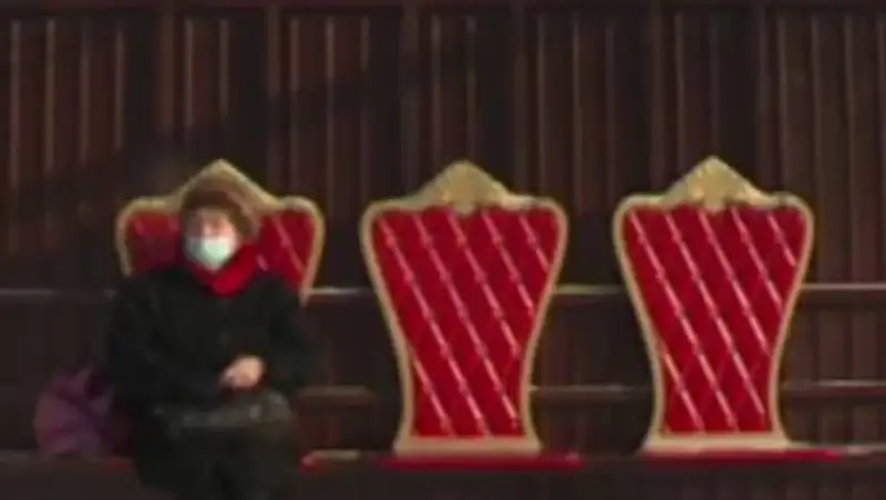 Королевские троны появились на остановке