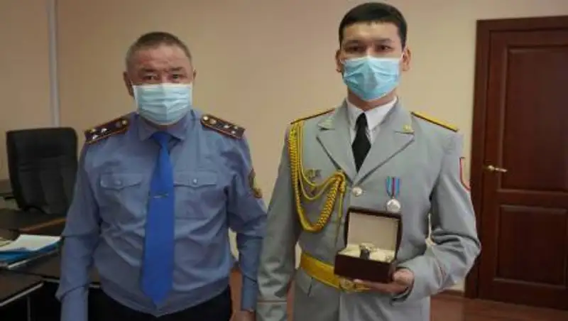 Героя-полицейского из Костанайской области наградили