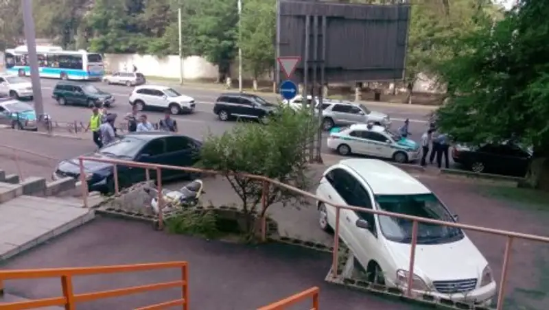 Две полицейские погони сняли на видео в Алматы