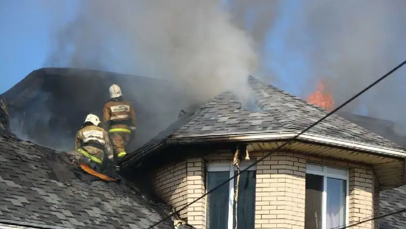 Пожар в коттедже ликвидировали за полчаса в Алматы