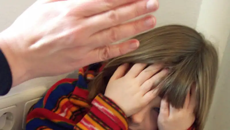 Деформация пальцев, перелом носа, спит на клеенке. Дочку забрали у пьющей карагандинки