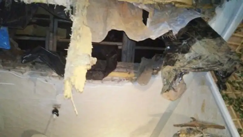 Пенсионерку из Петропавловска едва не зацепил рухнувший потолок