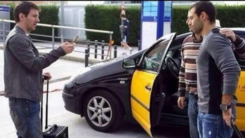 Болельщик попросил Месси сфотографировать его с Маскерано