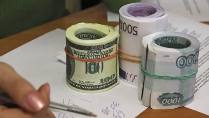 Курс доллара к рублю утром в понедельник вырос до 52 рублей