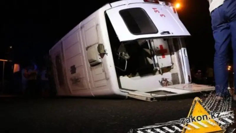В Алматы перевернулась машина скорой помощи