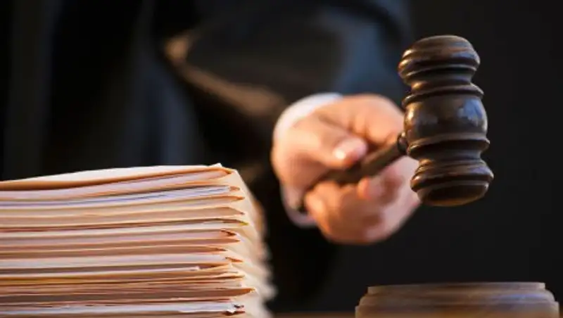 Племянник украл у алматинки миллионы тенге и тысячи долларов