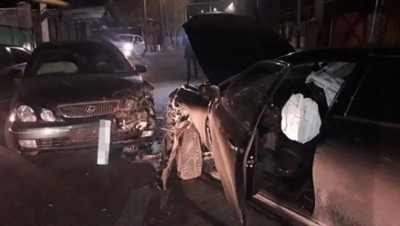 Трое детей пострадали при столкновении Toyota Camry и Lexus в Алматы