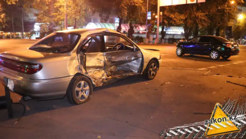 Toyota снесла светофор в ночном ДТП в Алматы